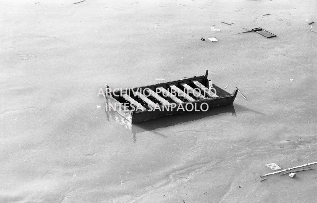 Una cassetta galleggia nell'acqua all'indomani dell'alluvione di Firenze
