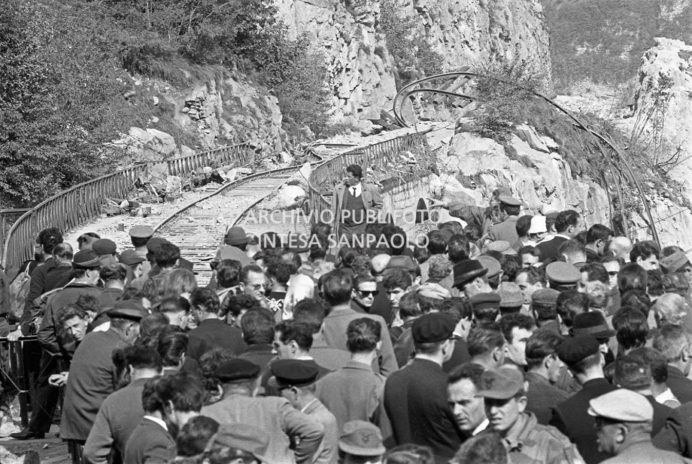 Disastro del Vajont: folla a ridosso di un ponte ferroviario con i binari divelti