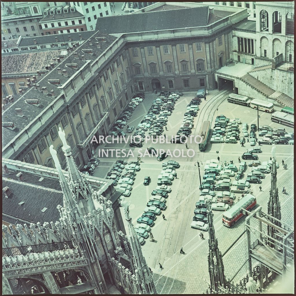 Ripresa dall'alto della piazzetta antistante Palazzo Reale con automobili parcheggiate