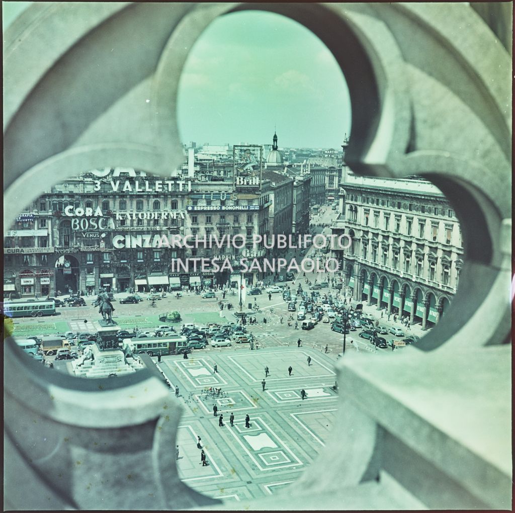 Ripresa dall'alto di Piazza del Duomo e parte di Piazza dei Mercanti, attraverso un quadrilobo
