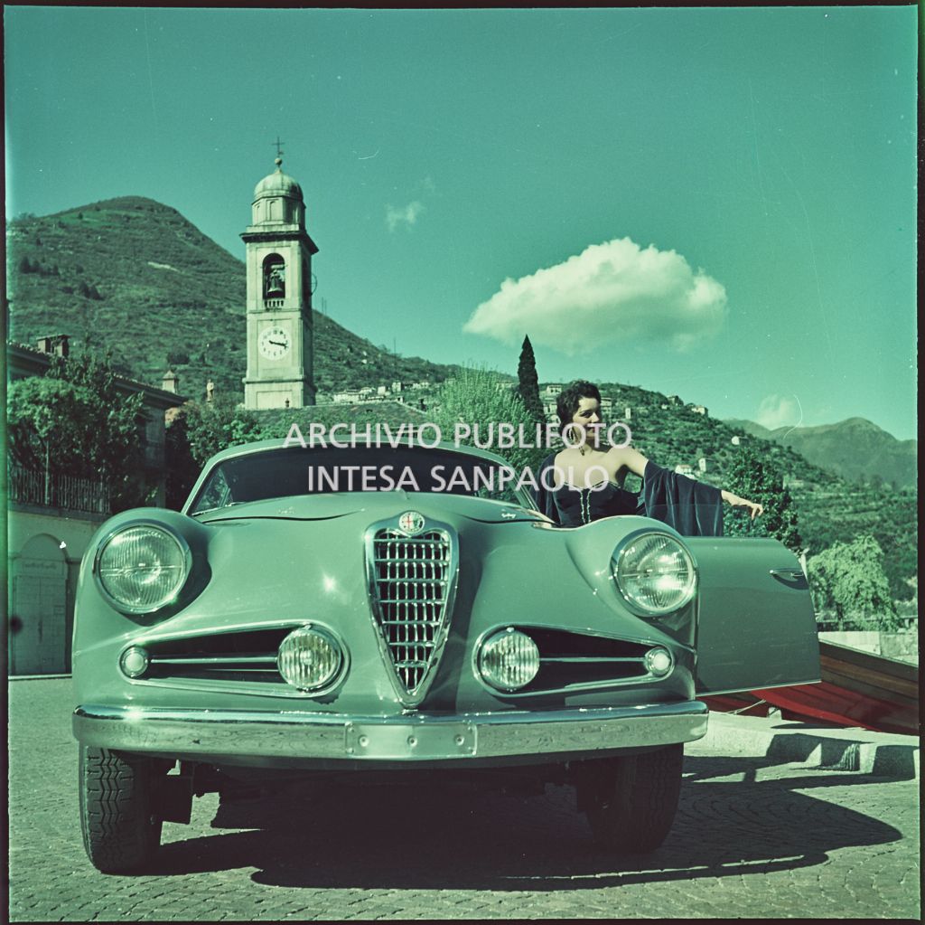 Alfa Romeo 1900 C con modella in riva al lago di Como