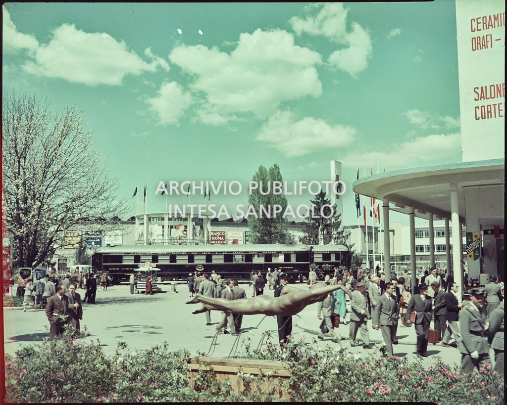Vista esterna della Fiera Campionaria di Milano del 1955 con visitatori