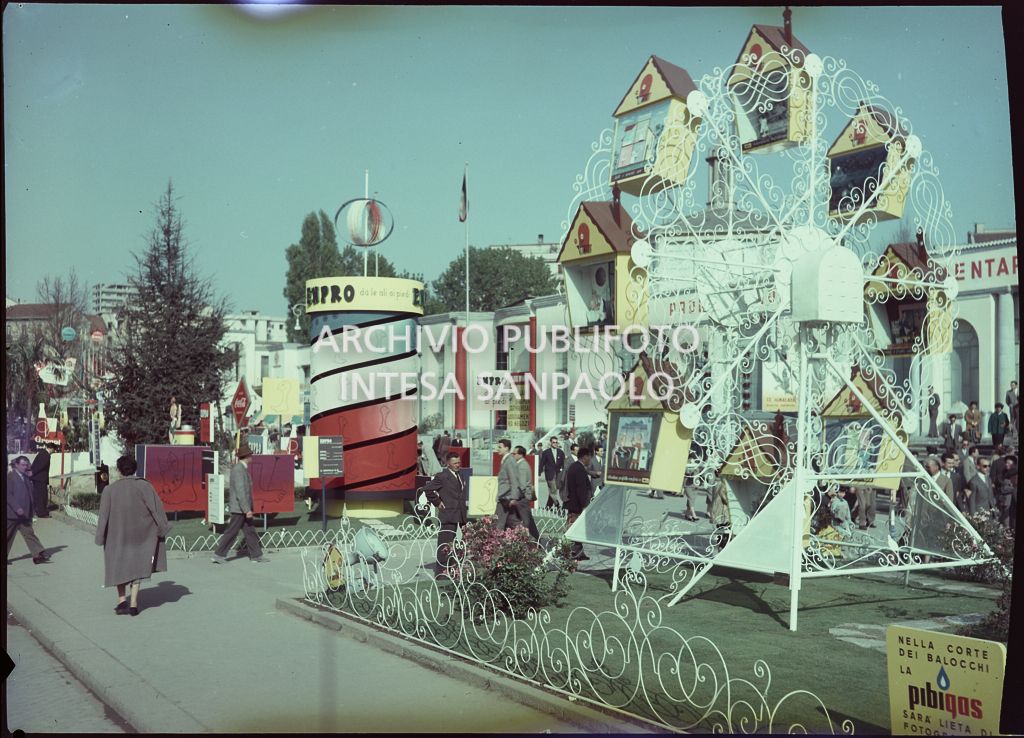 Vista sulle istallazioni pubblicitarie della Pibigas e della Expro alla Fiera Campionaria di Milano del 1955