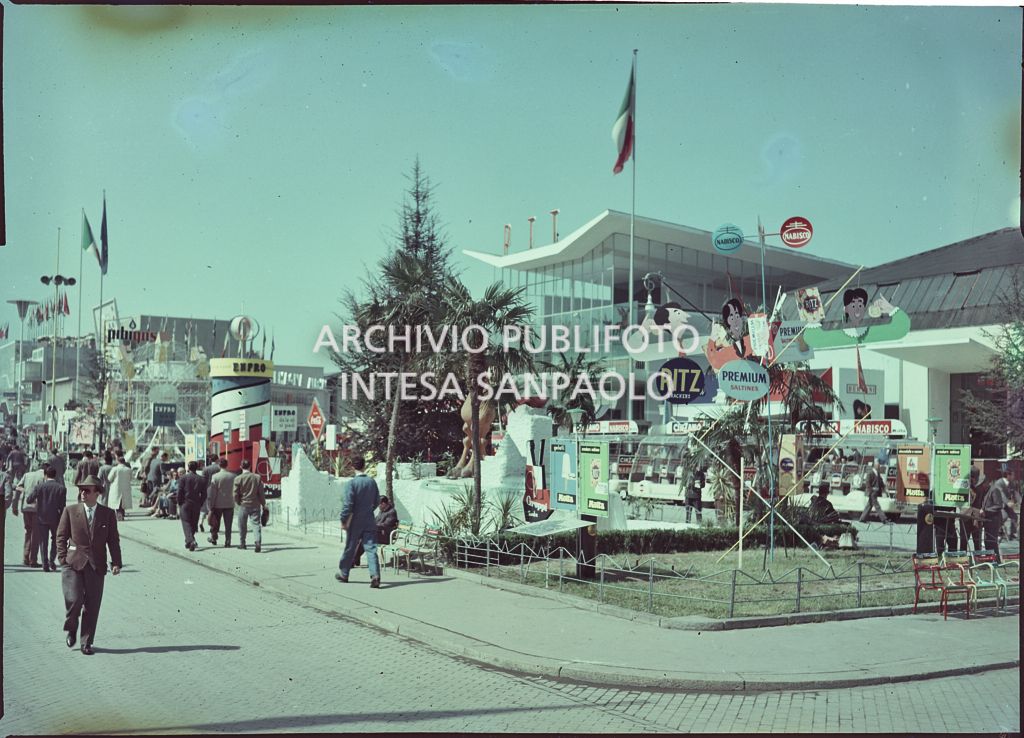 Ripresa esterna dei padiglioni della Fiera Campionaria di Milano del 1955 con visitatori
