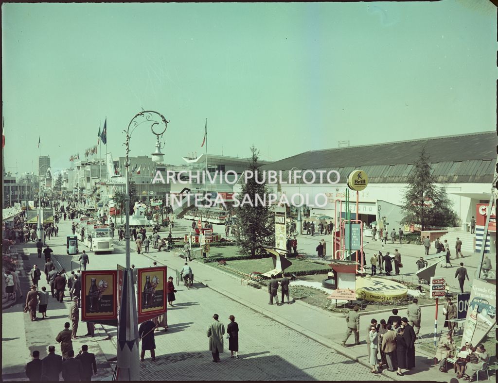 Viale dell'industria alla Fiera Campionaria di Milano del 1955 con visitatori