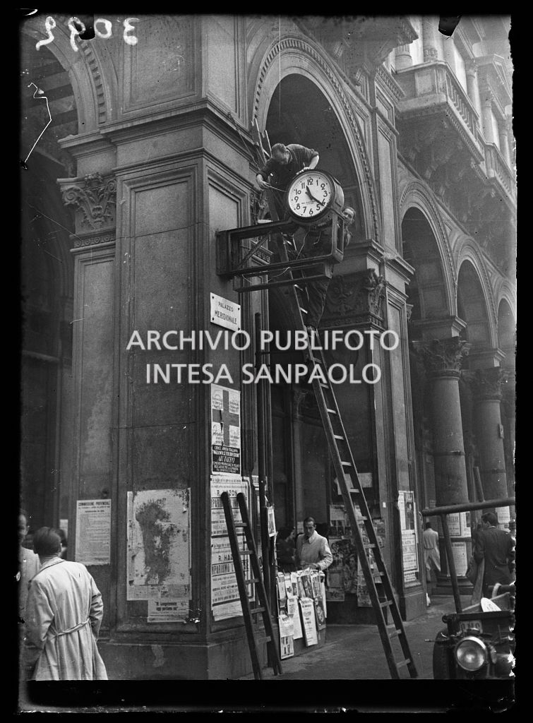Ricostruzione. Riparazione orologi stradali