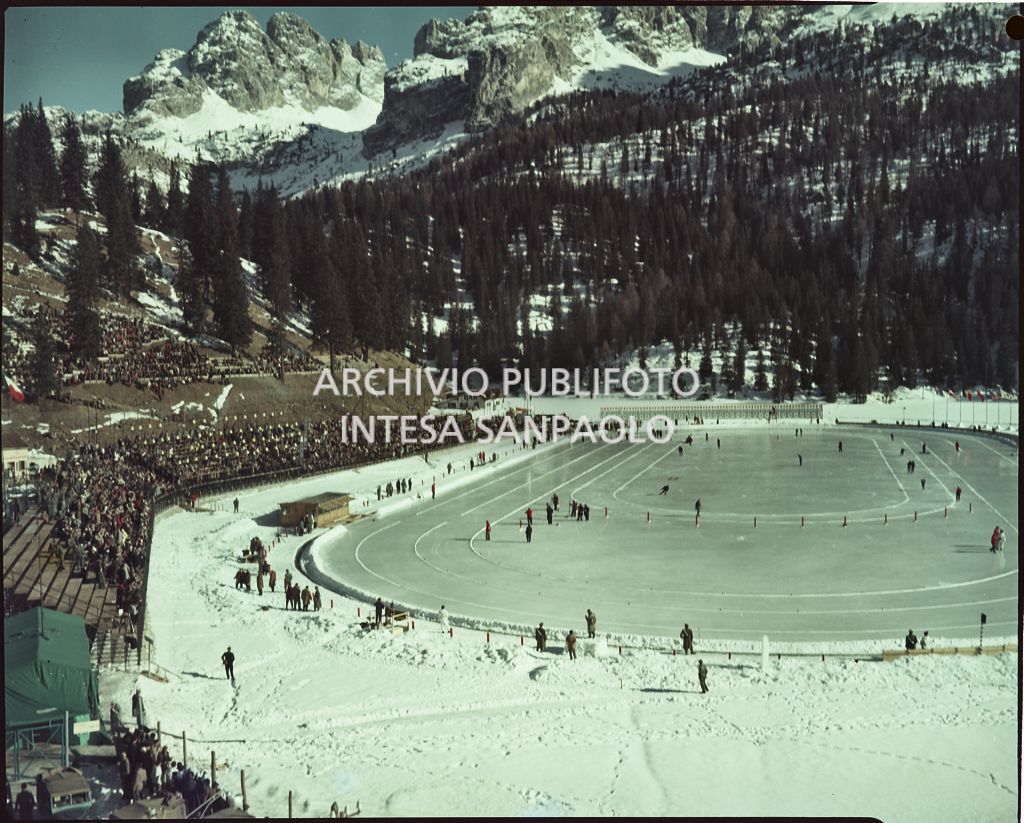 La pista di pattinaggio su ghiaccio per le prove di velocità allestita sul lago di Misurina ghiacciato per i VII Giochi olimpici invernali di Cortina d'Ampezzo
