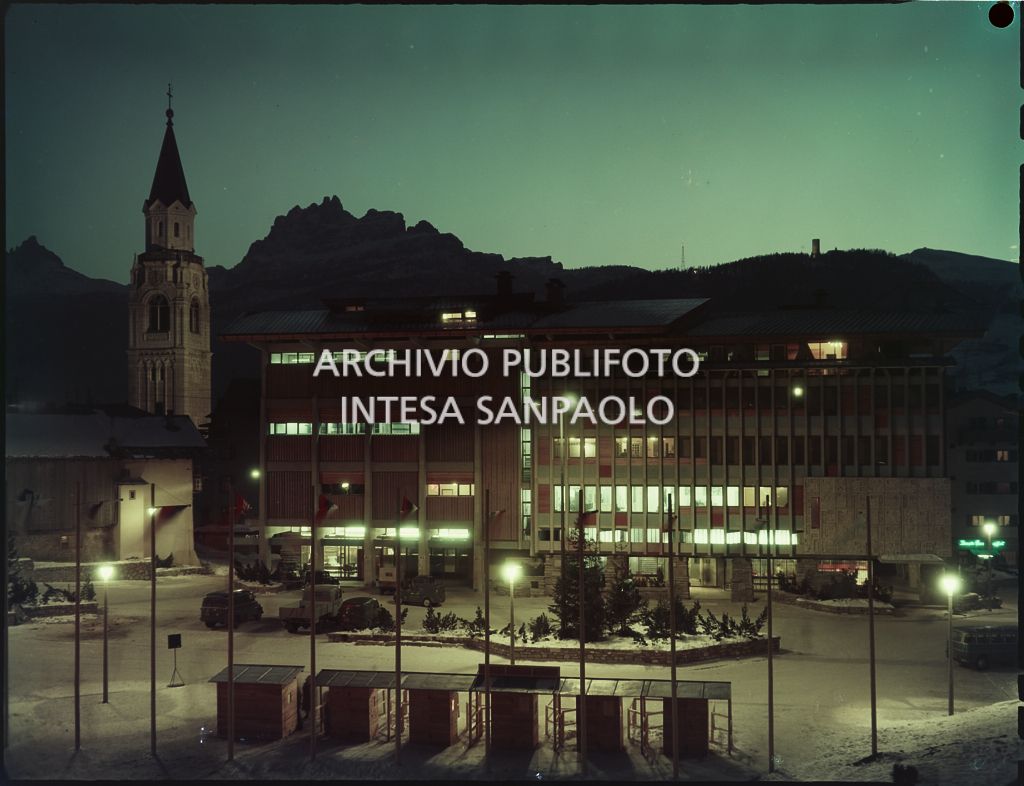 Ripresa notturna del nuovo palazzo delle Poste a Cortina d'Ampezzo