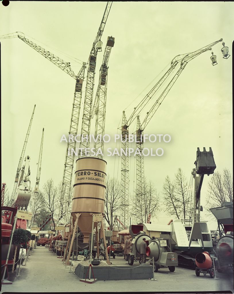 Esposizione di macchinari per l'edilizia alla Fiera Campionaria del 1956