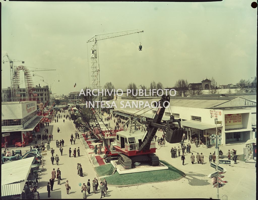 Ripresa dall'alto di viale del Lavoro e dei padiglioni dedicati all'edilizia con visitatori