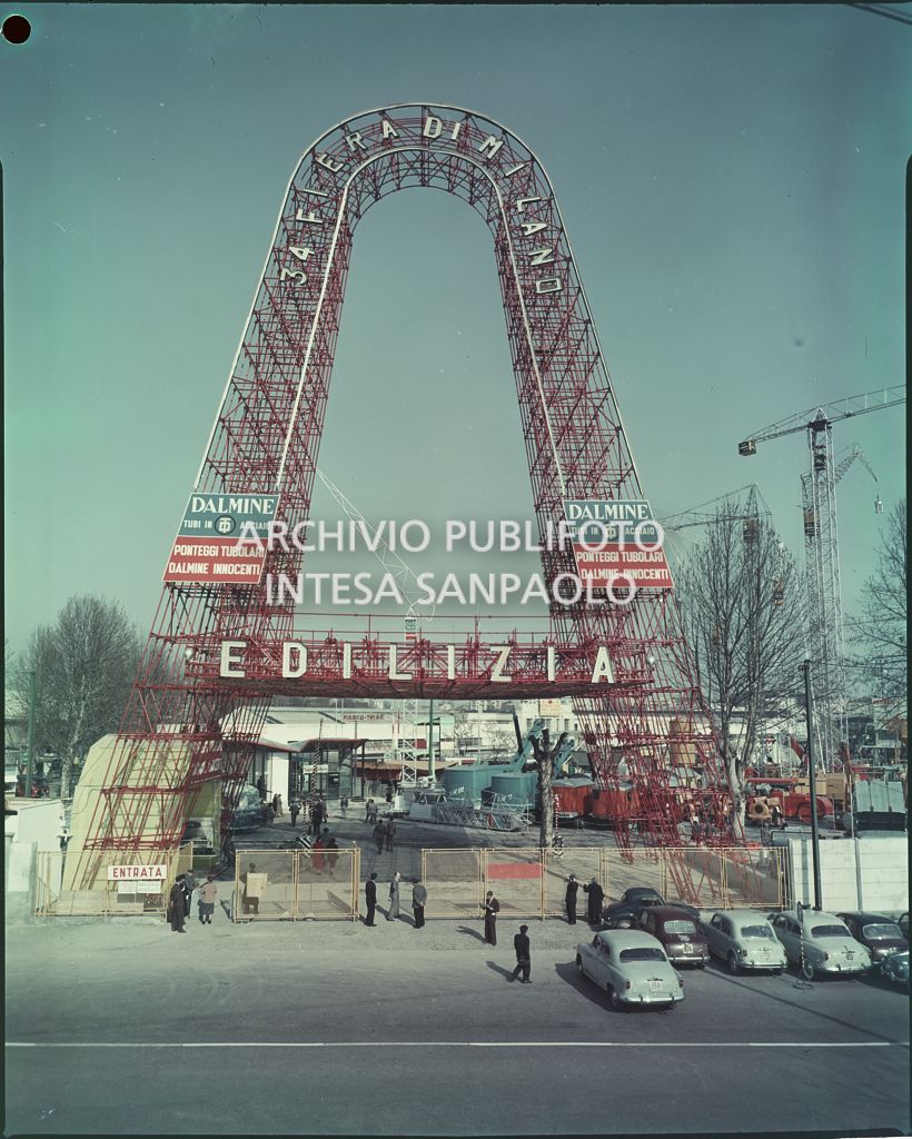 Vista sull'entrata del settore edilizia della Fiera Campionaria di Milano del 1956