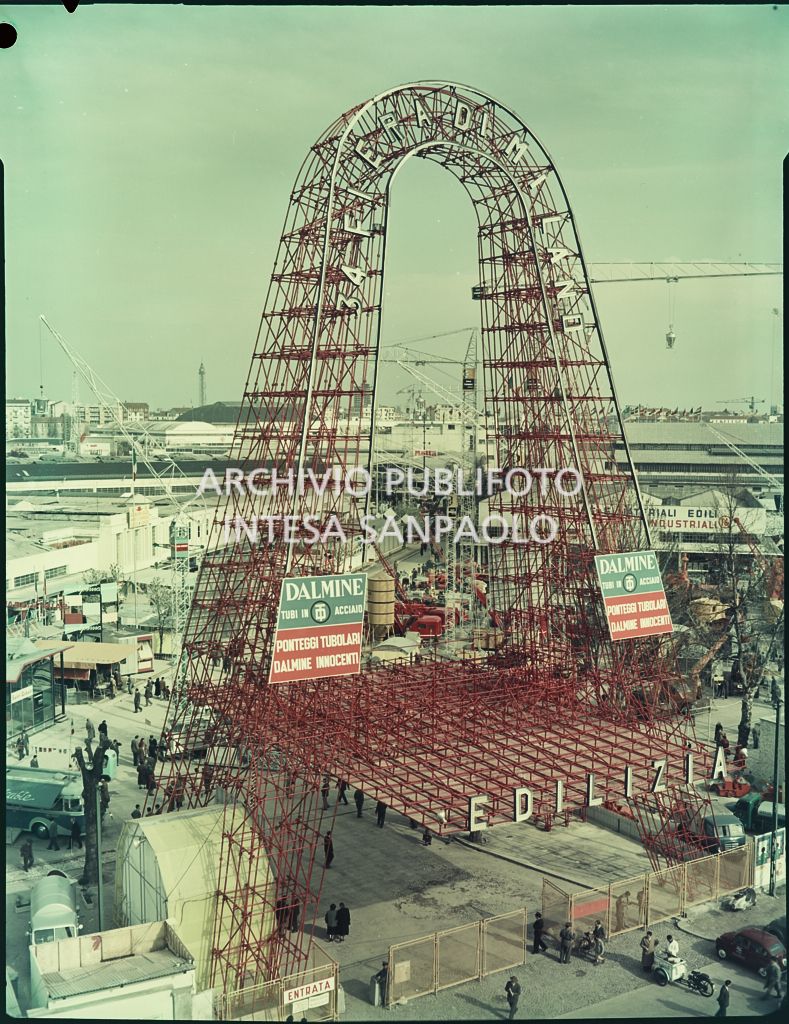 Vista dall'alto sull'entrata del settore edilizia della Fiera Campionaria di Milano del 1956