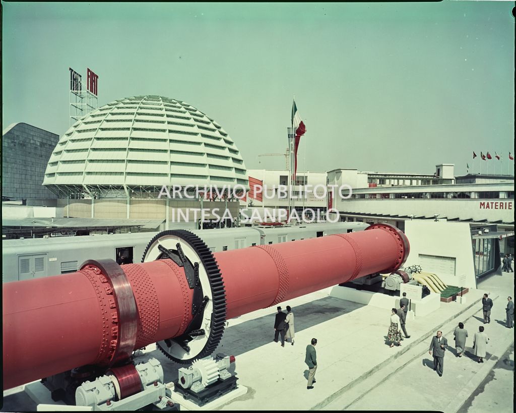 Vista sull'area espositiva Breda della Fiera Campionaria di Milano del 1956