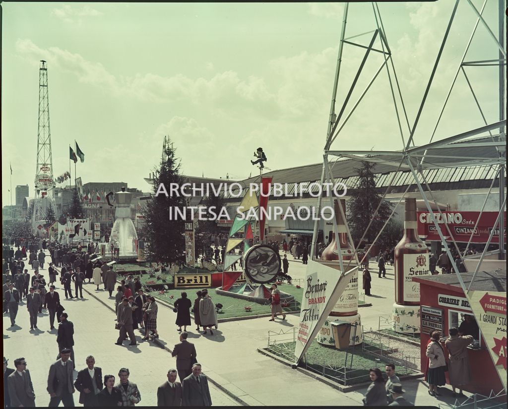 Vista su viale dell'Industria con visitatori