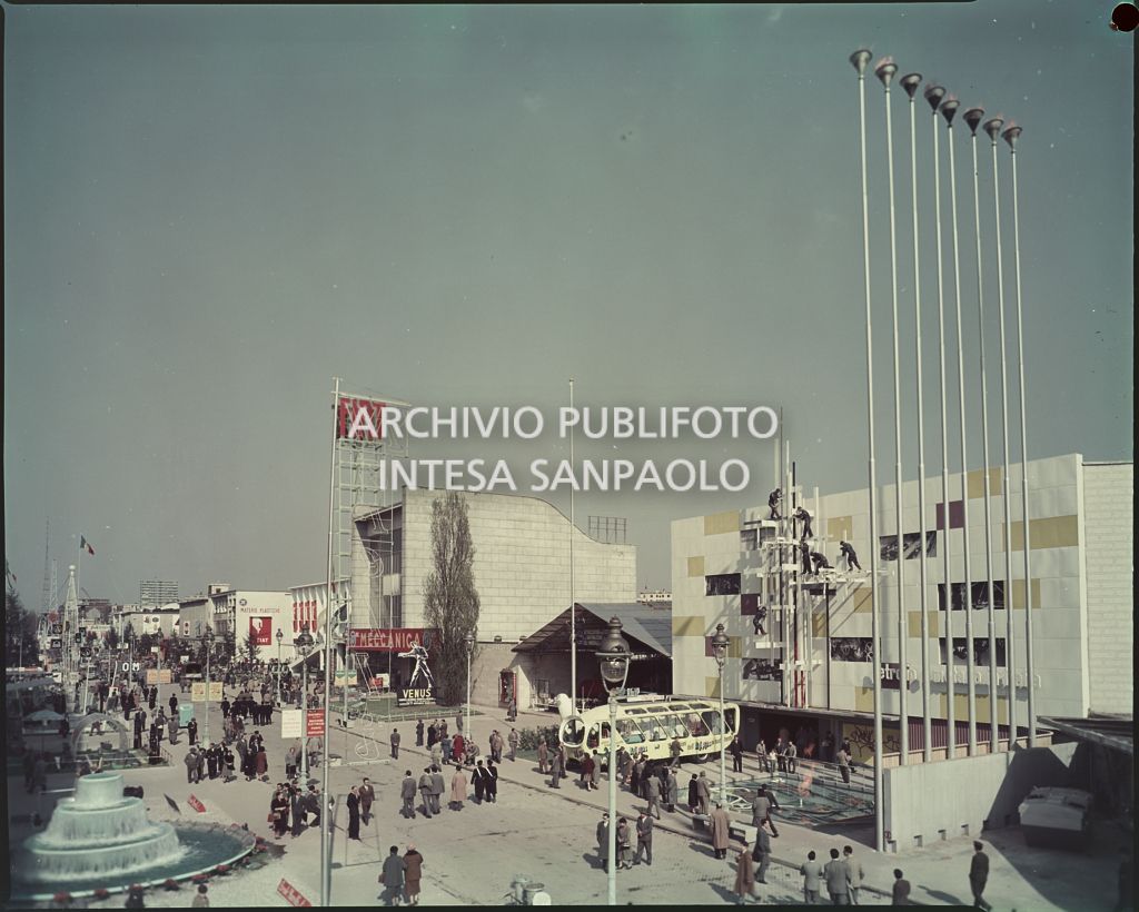 Ripresa dall'alto della Fiera Campionaria di Milano del 1956 con visitatori