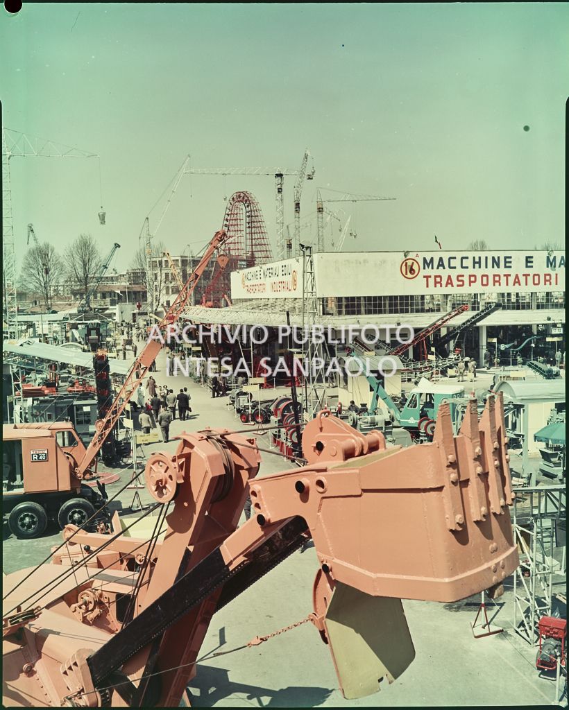 Esposizione dei macchinari nel settore edilizia della Fiera Campionaria di Milano del 1956