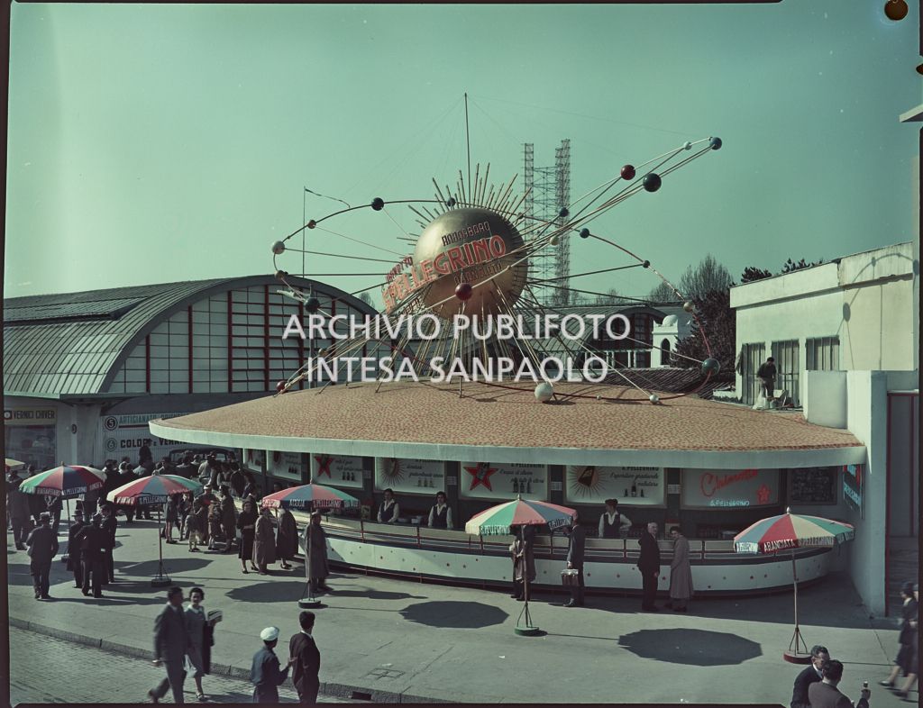 Chiosco della San Pellegrino alla Fiera Campionaria di Milano del 1957