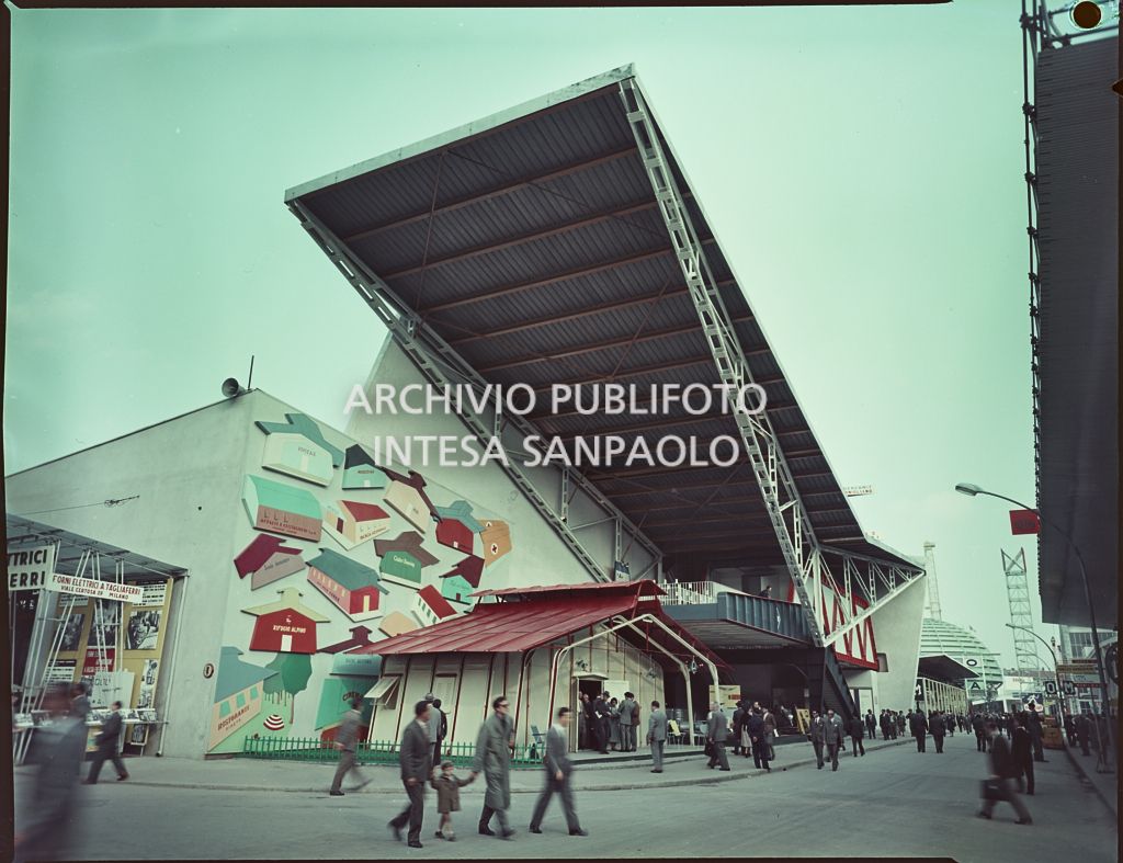 Un padiglione della Fiera Campionaria di Milano del 1957