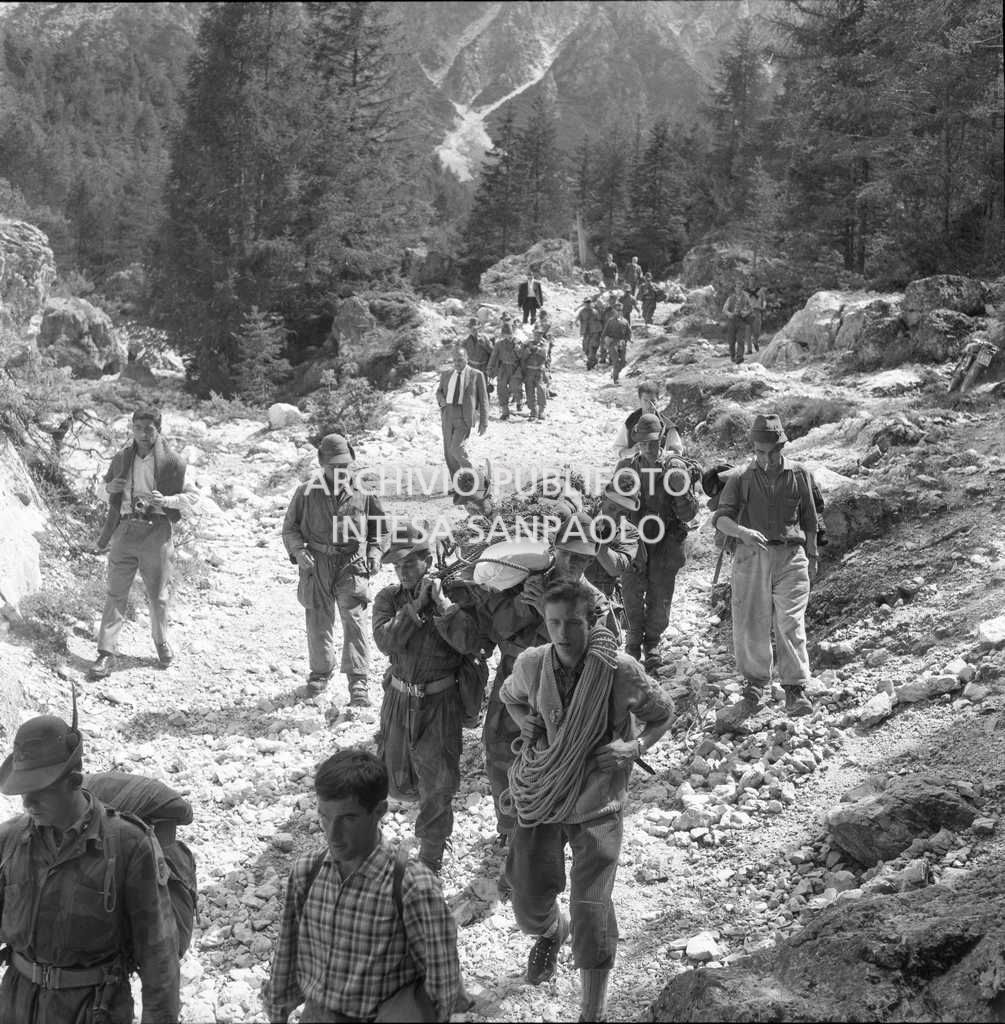 Uomini del Soccorso Alpino di San Vito di Cadore, insieme ad alpini, carabinieri e vigili del fuoco di Pieve di Cadore durante il trasporto a valle delle salme.<br>651129