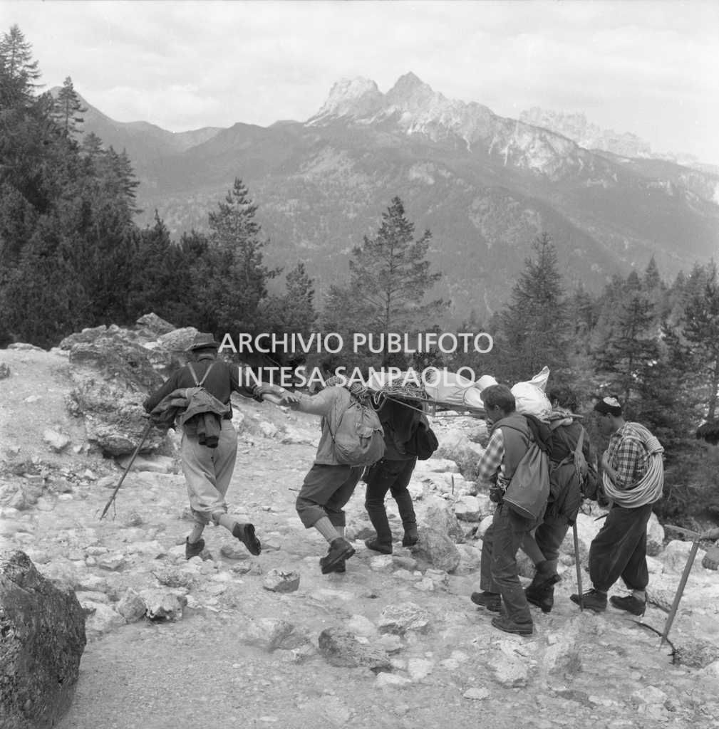 Uomini del Soccorso Alpino di San Vito di Cadore, insieme ad alpini, carabinieri e vigili del fuoco di Pieve di Cadore durante il trasporto a valle delle salme.<br>651132