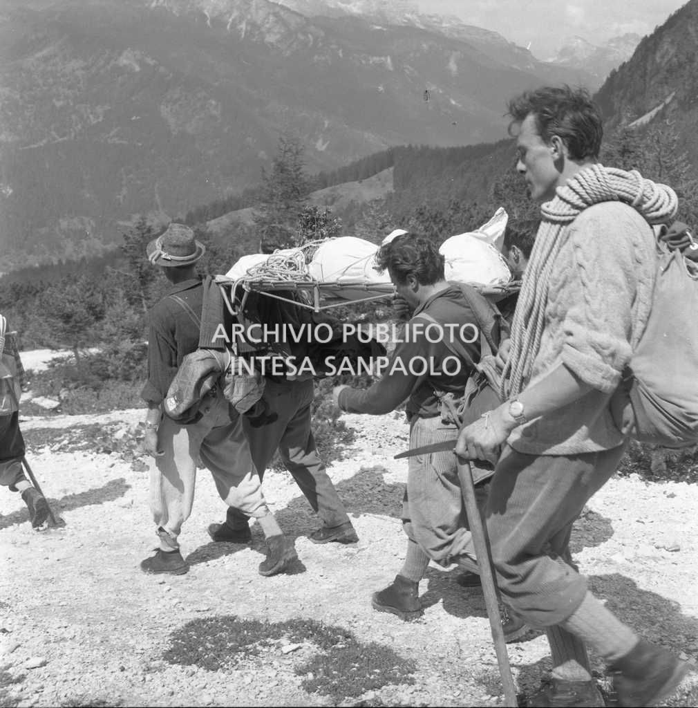Uomini del Soccorso Alpino di San Vito di Cadore, insieme ad alpini, carabinieri e vigili del fuoco di Pieve di Cadore durante il trasporto a valle delle salme.<br>651137