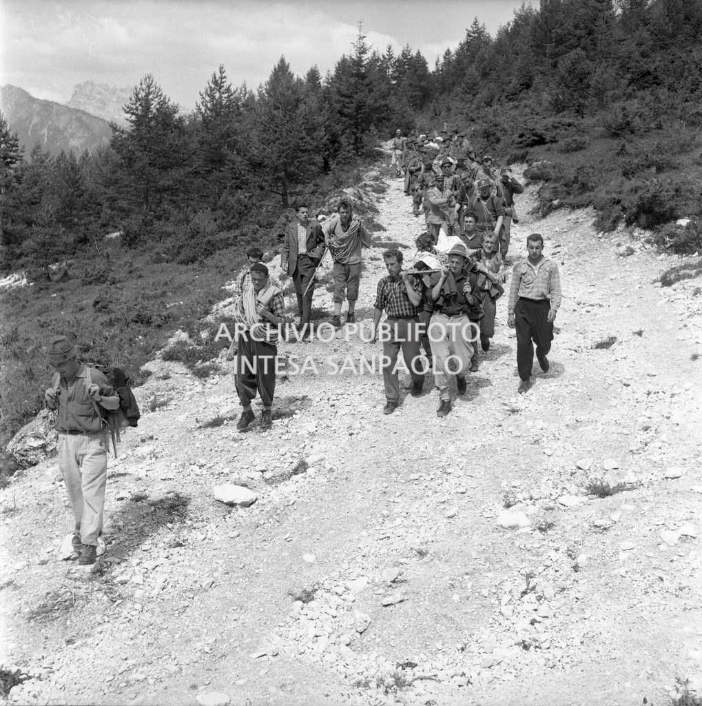 Uomini del Soccorso Alpino di San Vito di Cadore, insieme ad alpini, carabinieri e vigili del fuoco di Pieve di Cadore durante il trasporto a valle delle salme.<br>651141