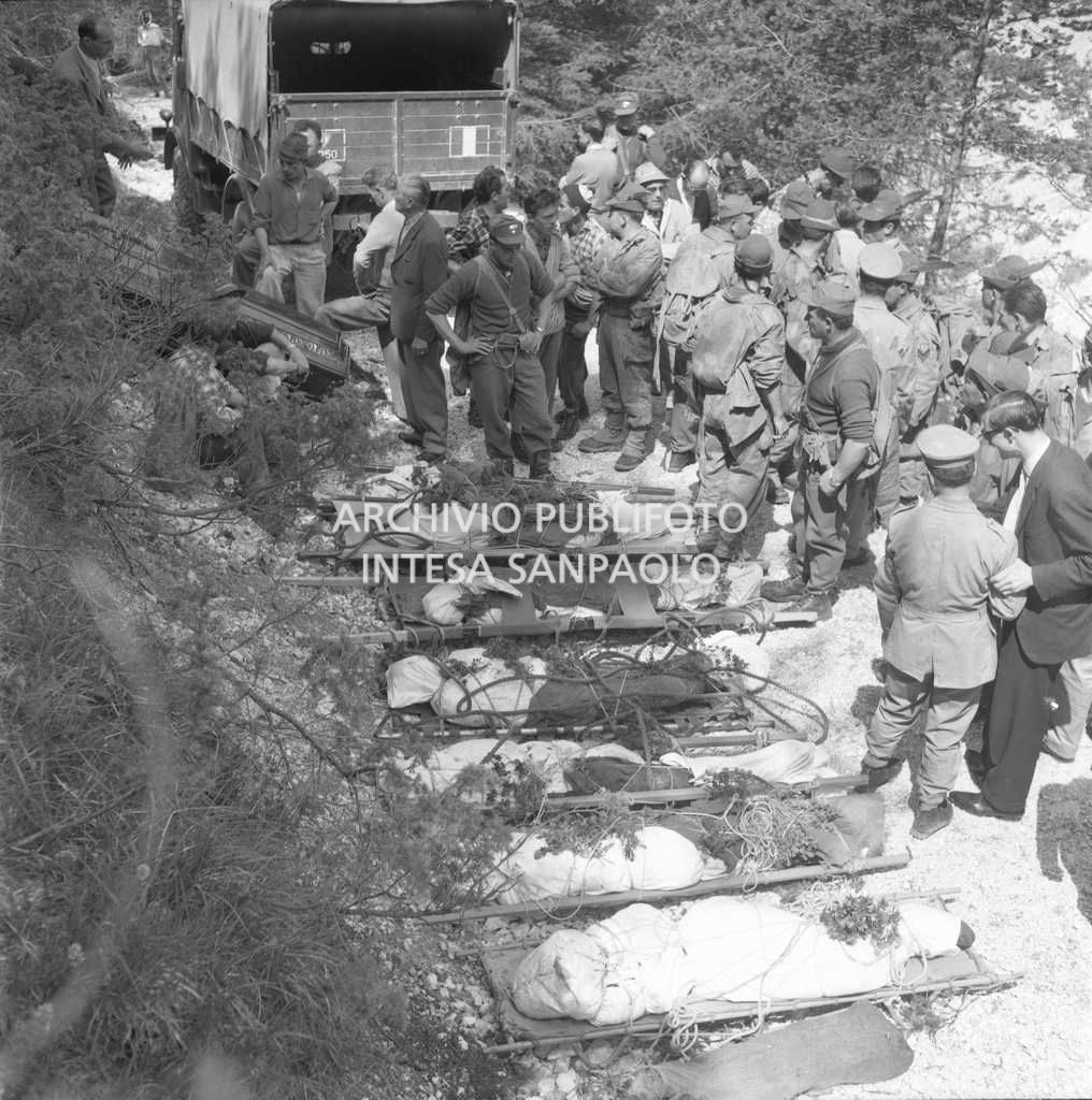 Uomini del Soccorso Alpino di San Vito di Cadore, insieme ad alpini, carabinieri e vigili del fuoco di Pieve di Cadore durante il trasporto a valle delle salme.<br>651143