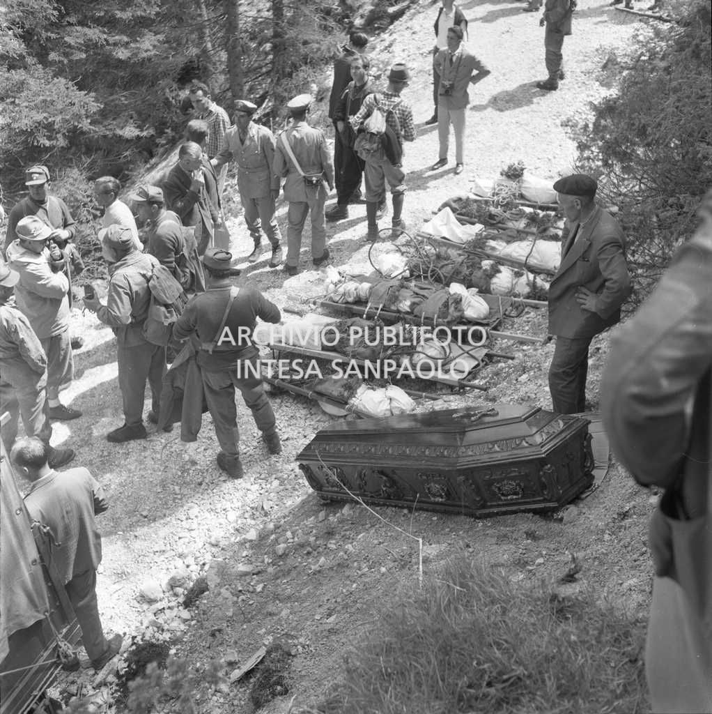 Uomini del Soccorso Alpino di San Vito di Cadore, insieme ad alpini, carabinieri e vigili del fuoco di Pieve di Cadore durante il trasporto a valle delle salme.<br>651144