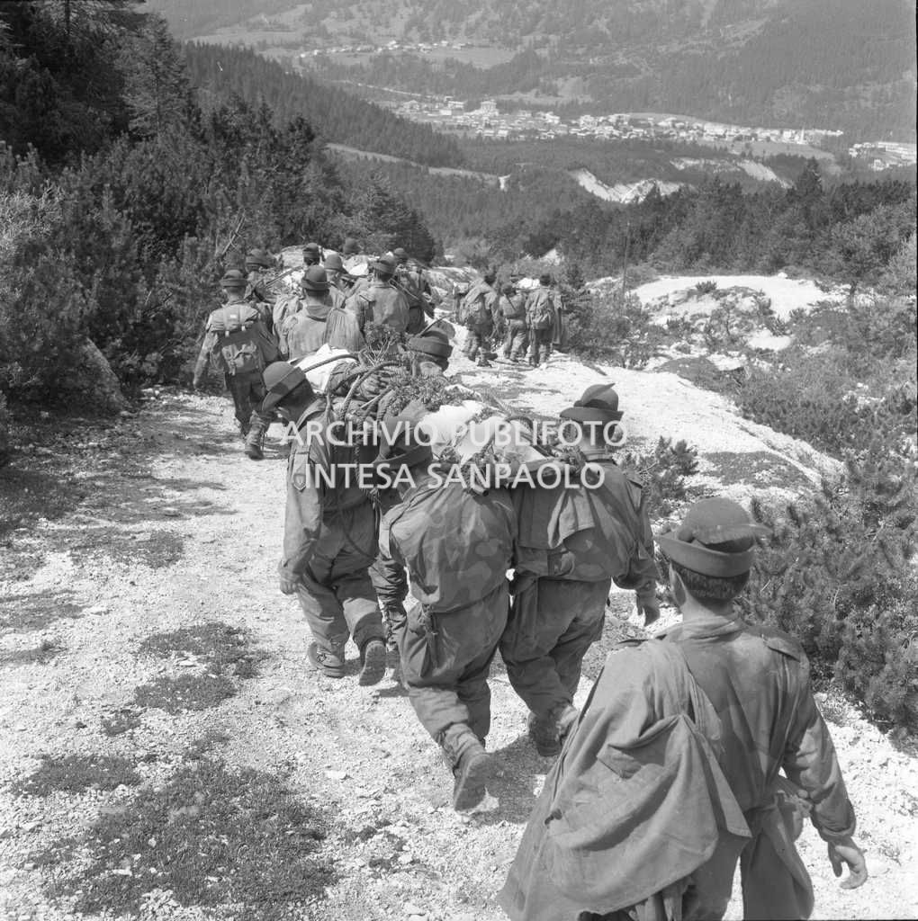 Uomini del Soccorso Alpino di San Vito di Cadore, insieme ad alpini, carabinieri e vigili del fuoco di Pieve di Cadore durante il trasporto a valle delle salme.<br>651145