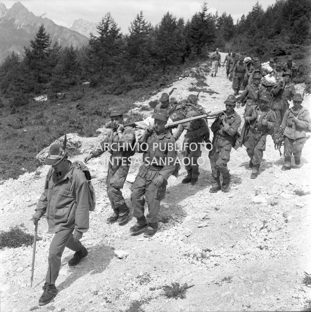 Uomini del Soccorso Alpino di San Vito di Cadore, insieme ad alpini, carabinieri e vigili del fuoco di Pieve di Cadore durante il trasporto a valle delle salme.<br>651146