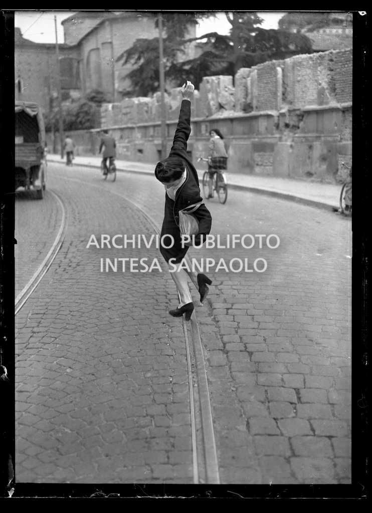 Donna con il tacco incastrato nelle rotaie