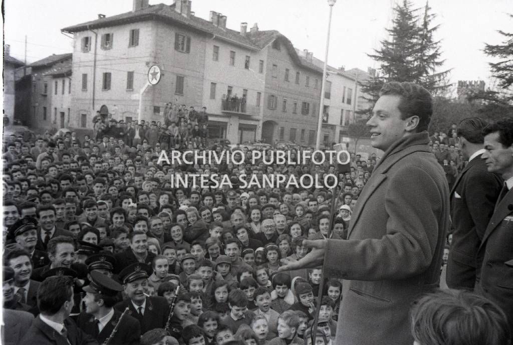 Johnny Dorelli, su un palco a Meda, saluta i suoi compaesani accorsi a omaggiarlo dopo la vittoria al VIII Festival di Sanremo con la canzone "Nel blu dipinto di blu"