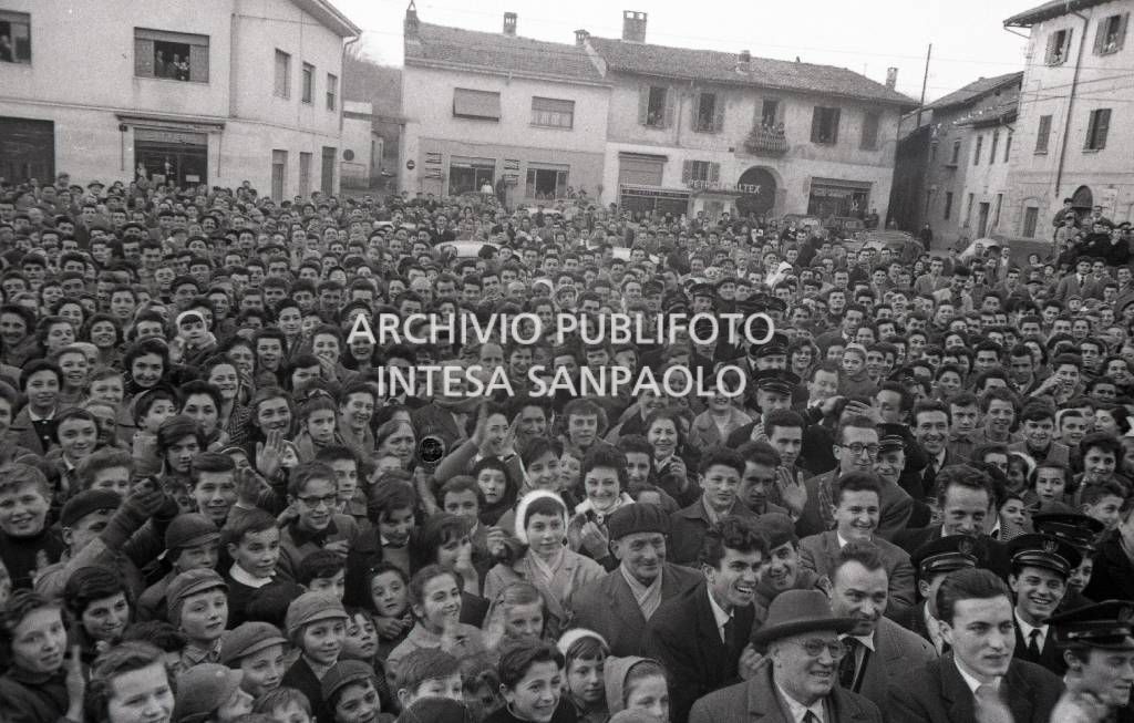 Gli abitanti di Meda accorsi in piazza per omaggiare Johnny Dorelli dopo la vittoria al VIII Festival di Sanremo con la canzone "Nel blu dipinto di blu"