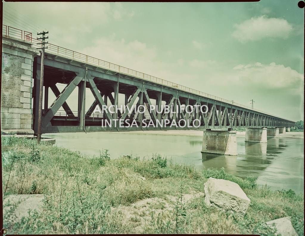 Ponte ferroviario - stradale sul fiume Po