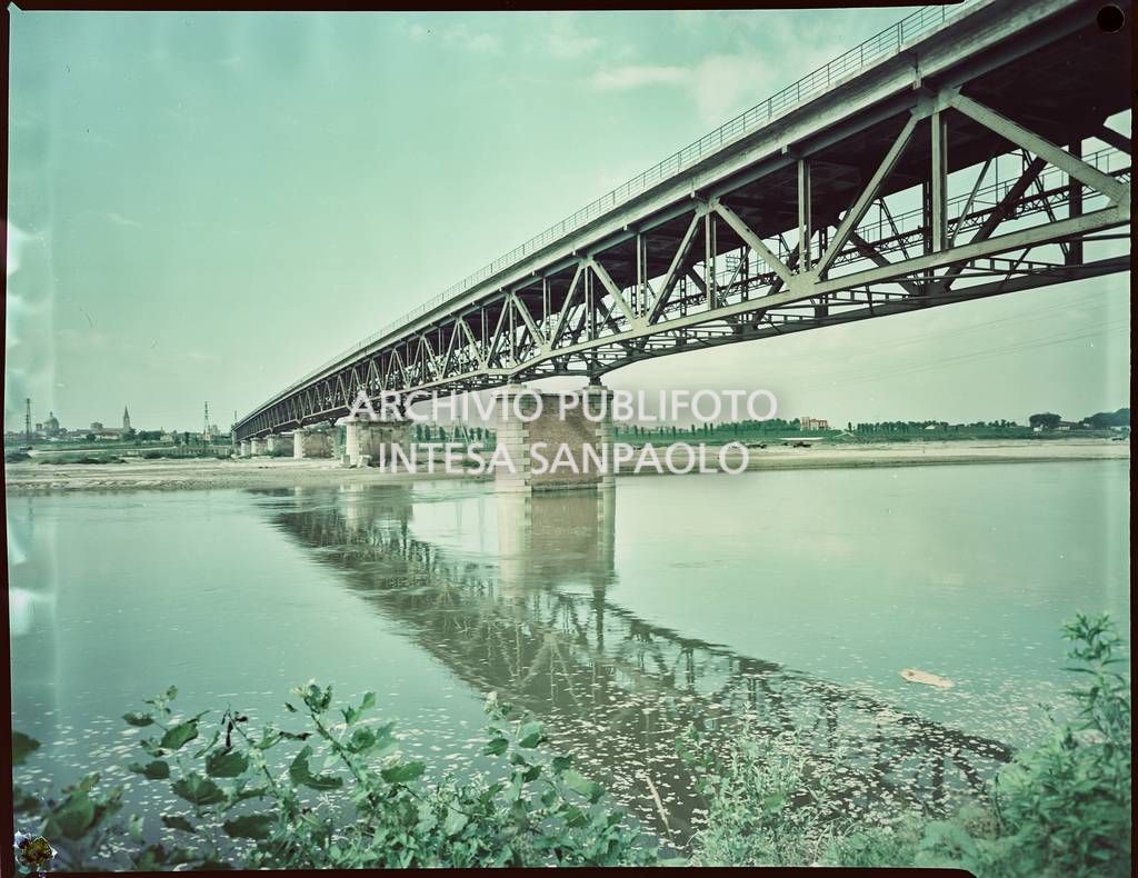 Ponte stradale sul fiume Po a Piacenza visto dalla sponda lombarda