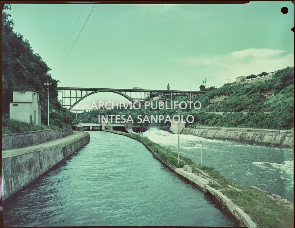 Vista sul ponte dell'autostrada A4 di Trezzo d'Adda sul fiume Adda