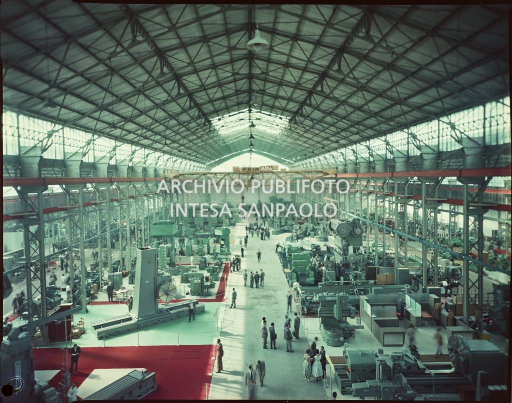 Vista dall'alto dell'interno di un padiglione dedicato all'attrezzatura industriale alla Fiera Campionaria di Milano del 1958