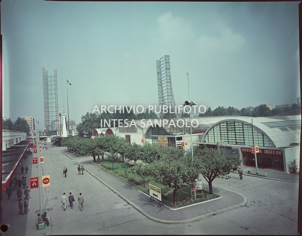 Vista dall'alto di un viale della Fiera Campionaria di Milano del 1958 con visitatori