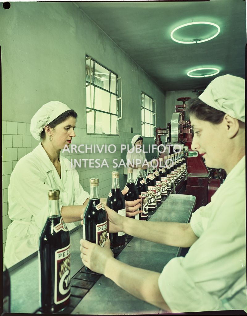 Reparto di imbottigliamento ed etichettatura dell'amaro Cynar nello stabilimento della Pezziol con donne lavoratrici