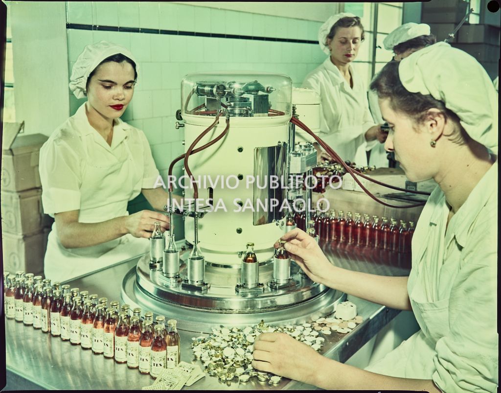 Operaie al lavoro nel reparto di imbottigliamento del Ten