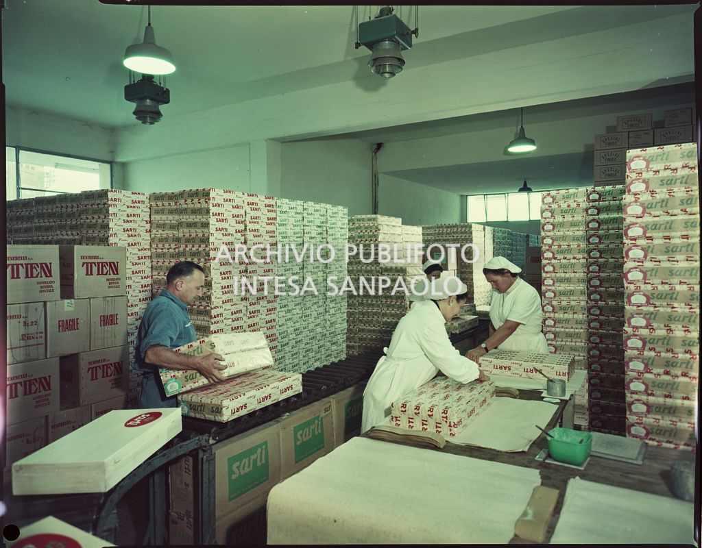 Operai al lavoro nel reparto imballaggio Sarti e Ten