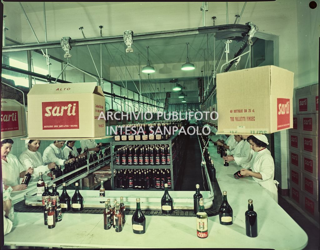 Reparto di confezionamento nello stabilimento Sarti con donne lavoratrici