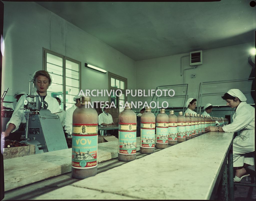 Operaie al lavoro nel reparto di imbottigliamento del Vov nello stabilimento della Pezziol