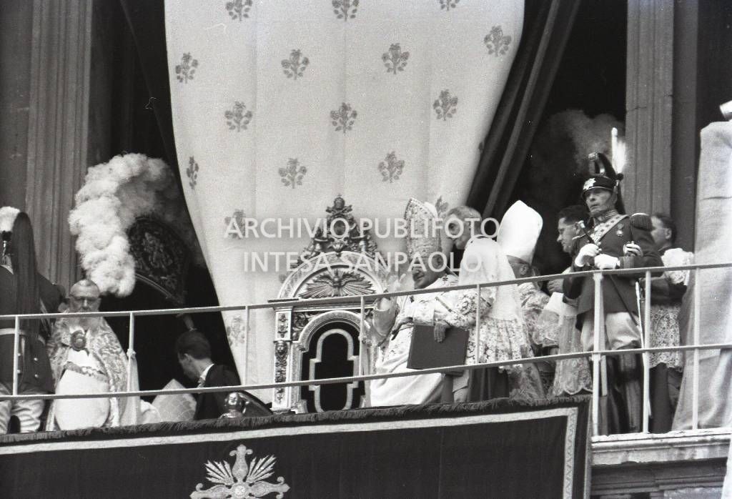 Papa Giovanni XXIII appena dopo la proclamazione a pontefice