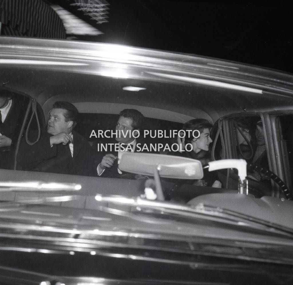 Marcello Mastroianni e Anouk Aimée a bordo di un'automobile