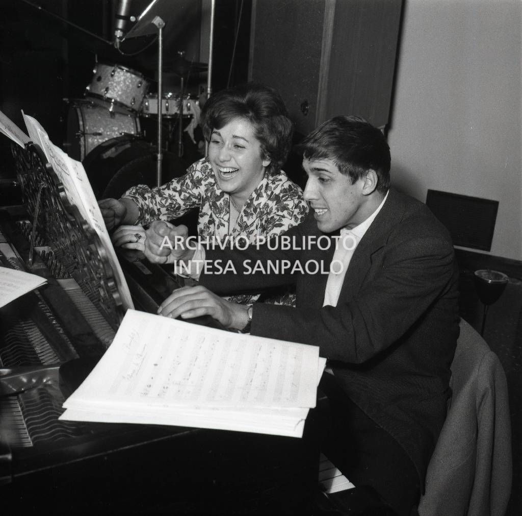 Adriano Celentano e Anita Traversi seduti insieme al pianoforte<br>606885