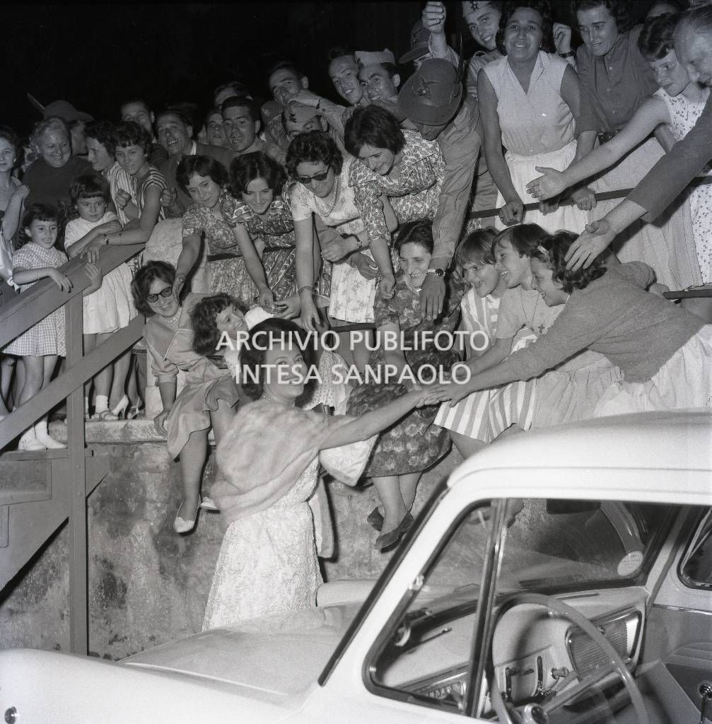 Nilla Pizzi saluta il giovane pubblico al "Musichiere"