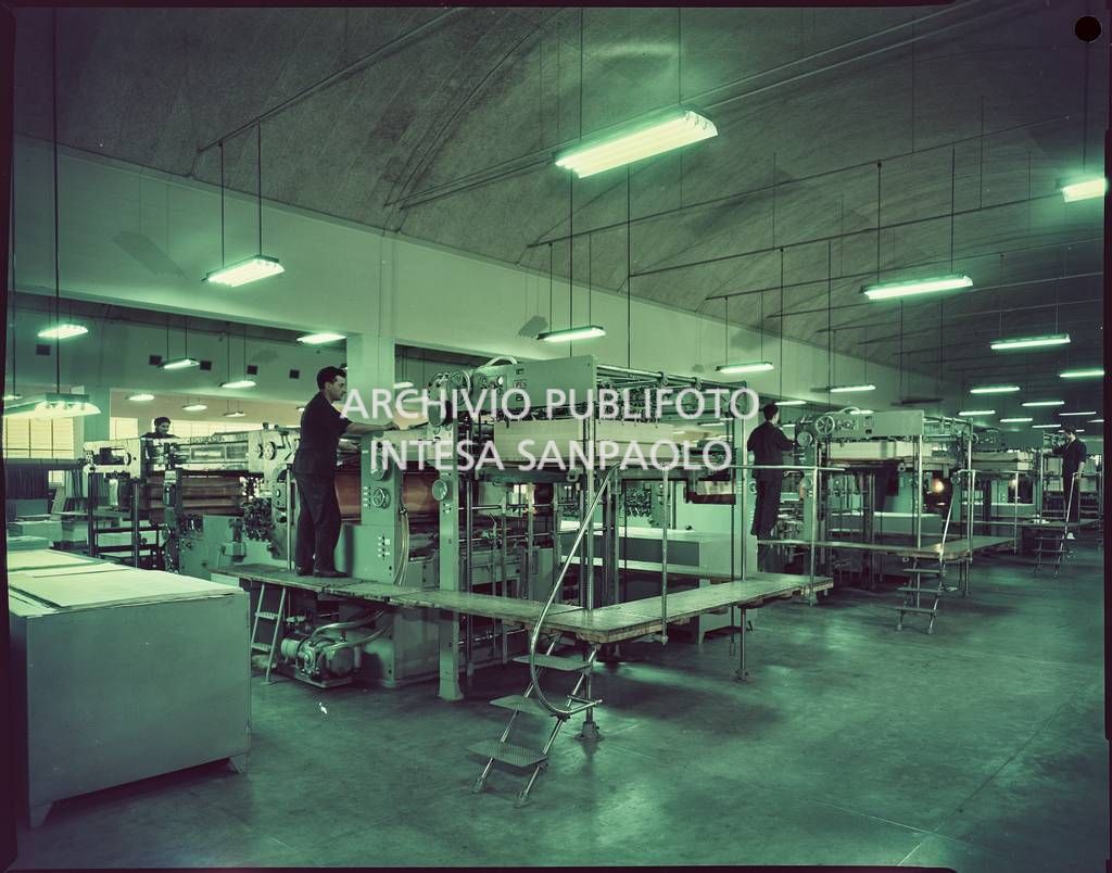 Vista dell'interno dello stabilimento Mondadori a Verona con operai al lavoro sui macchinari per la stampa