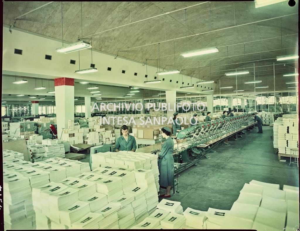 Vista dell'interno dello stabilimento Mondadori a Verona con operai al lavoro nel reparto adibito alla legatura