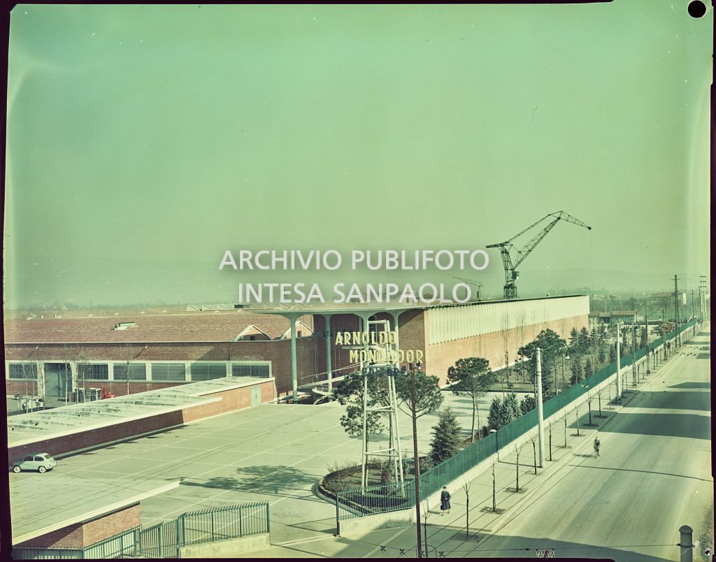 Ripresa dall'alto dello stabilimento Mondadori a Verona e del parcheggio antistante